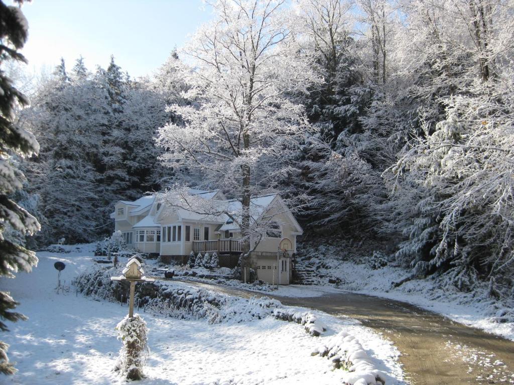 Mountain Valley Retreat Bed & Breakfast Killington Exterior photo